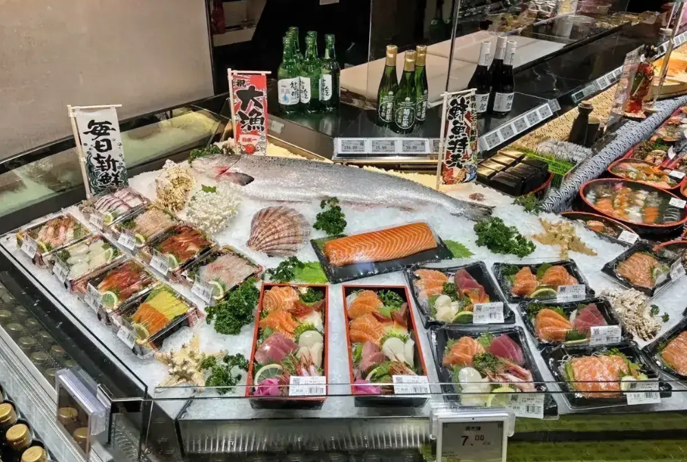 胖东来售卖隔夜三文鱼，顾客举报获赔10万元，再次面临巨额赔偿！

近日，新乡胖东