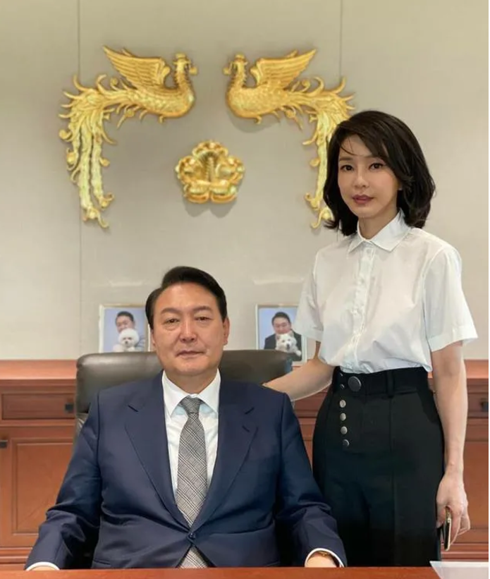 “韩国总统的‘家庭剧’升级成了‘国家剧’！”尹锡悦为救老婆，竟祭出紧急戒严令，这