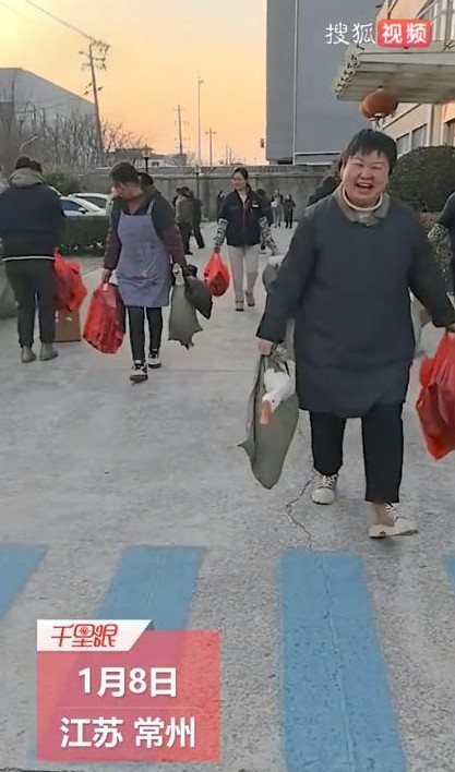 工厂过年发活鹅 员工有点烦恼

                        