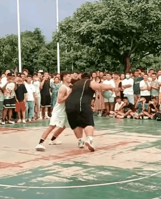 德云社里谁打篮球最好？
答案:“孙悦！”