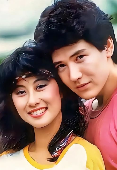 他们都是华语乐坛著名的流行歌手，左边这位笑容灿烂的女歌手，她的代表作有《潇洒走一