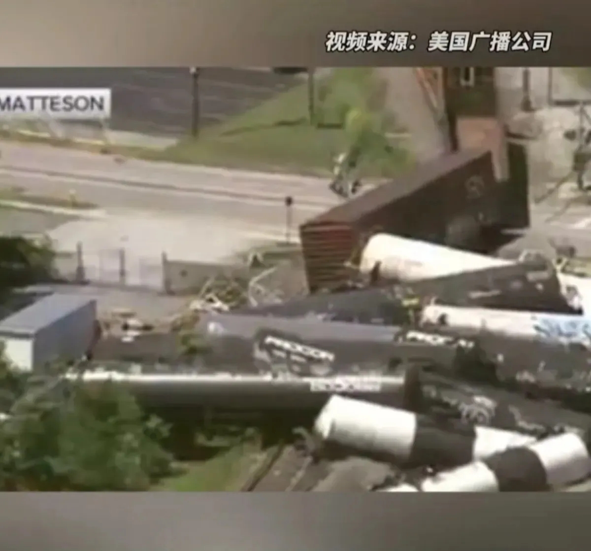 美国刚刚传来可怕消息！
当地时间6月27日上午，美国一列火车突然发生脱轨事故，并