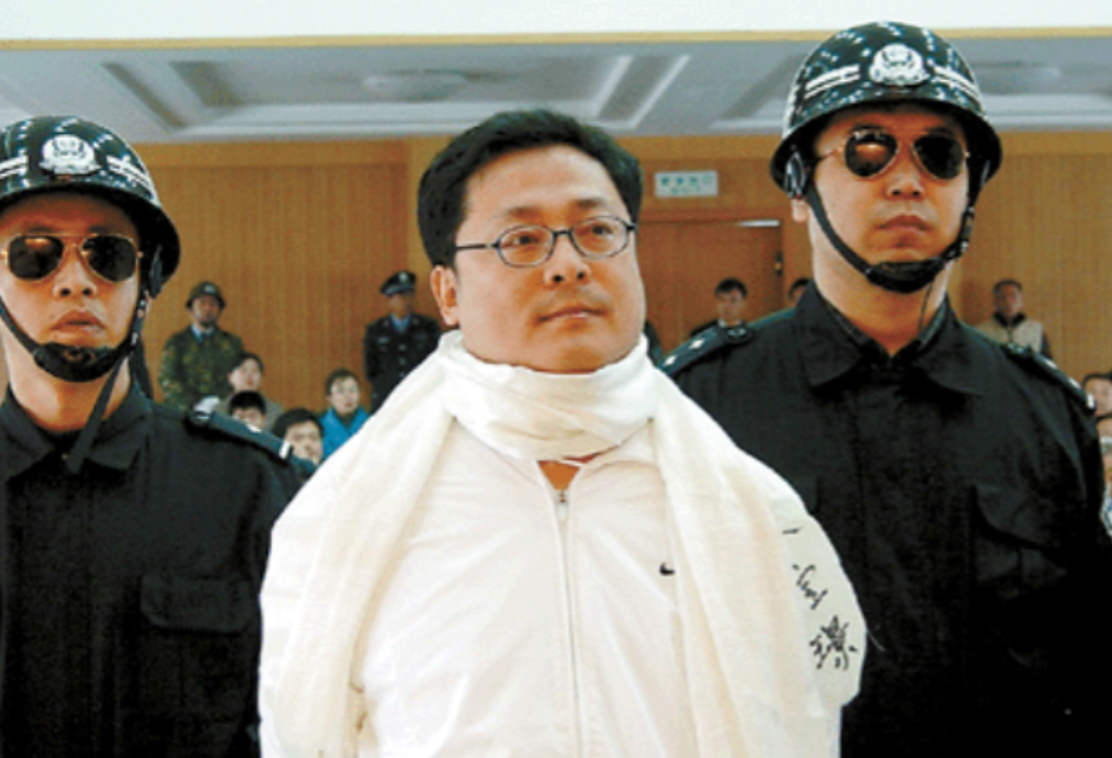 中国首位注射死刑亿万富翁，临死前挣扎，我捐百亿油田，饶我一命！眼看无济于事，他紧
