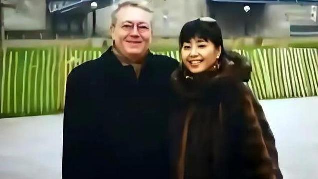 殷秀梅：两段婚姻，二婚嫁老外，如今68岁仍未育