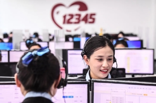第一次打12345电话震惊到我。

事情是这样的，总在家周围散步看到几个问题不舒