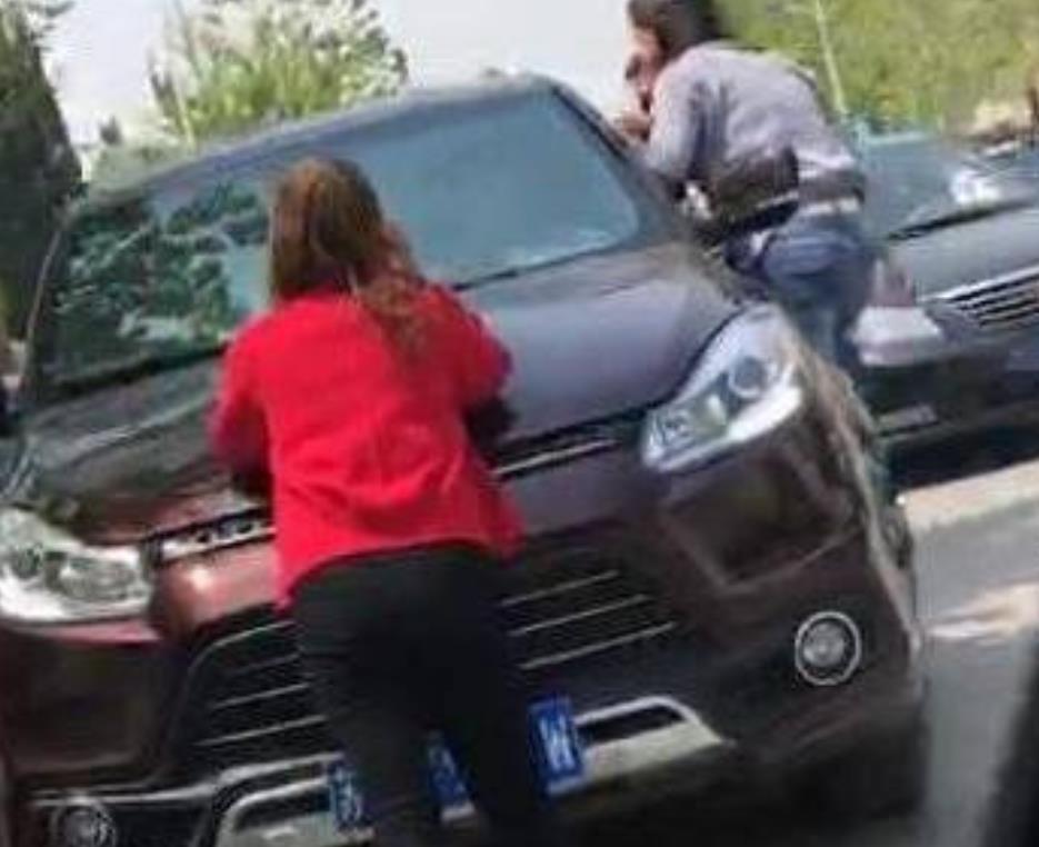 丢了丈夫又折兵！内蒙古，女子在酒店抓住丈夫出轨，一怒之下与第三者发生厮打。第三者
