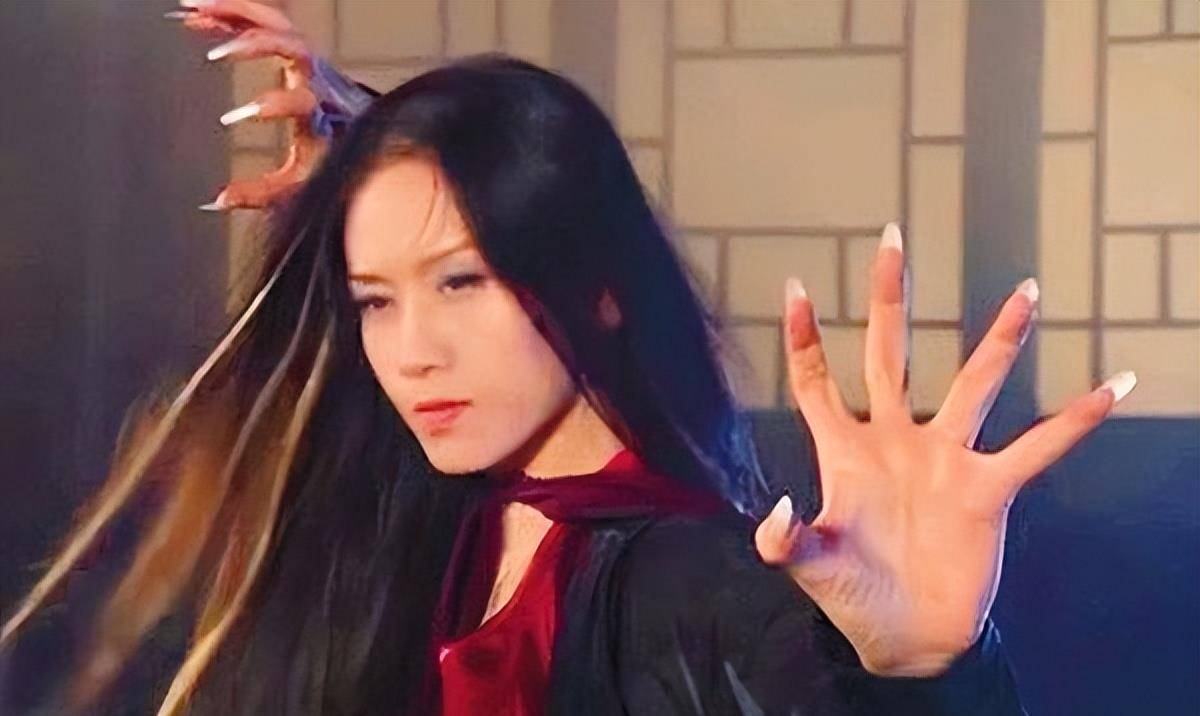 2002年，张纪中筹拍《射雕英雄传》时，面试了很多演员，都没看到一双满意的手，他