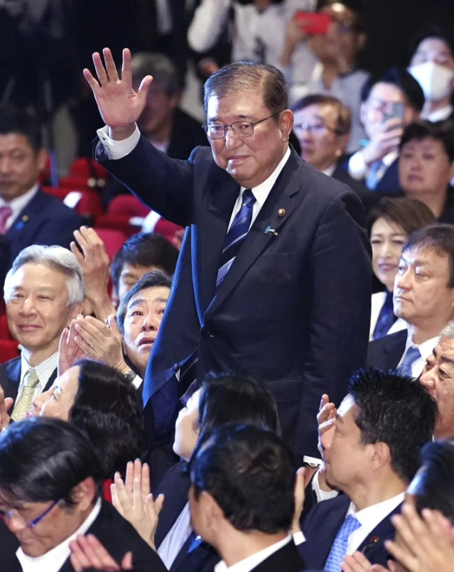 日本和欧洲的问题一样，核心是主权不独立。
石破茂如果够精明，现在起码应该争取个经
