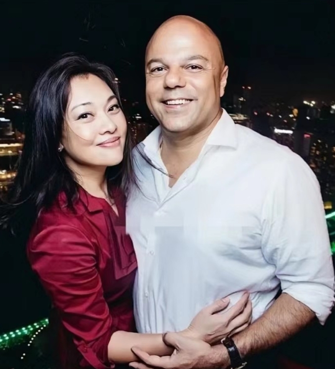 演员史可二婚嫁给国外丈夫，不料在出门逛街时，竟遇到了前夫。洋老公停下了车冲上前去