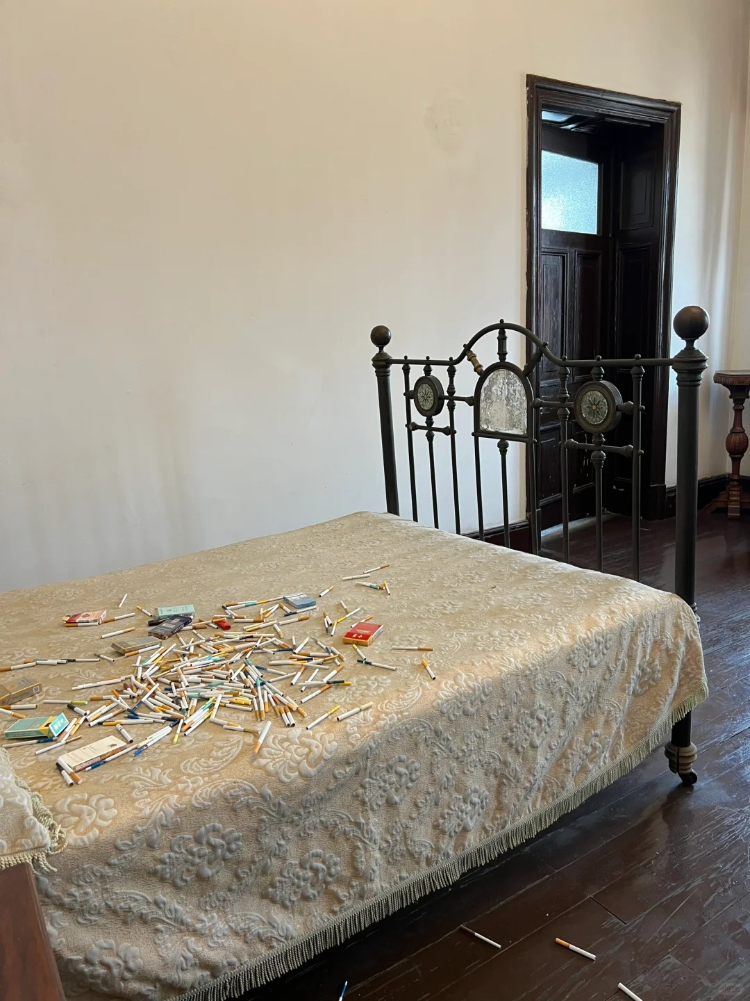 张学良故居，有人知道这是啥意思吗？
张学良故居二楼一个房间的床上全是烟