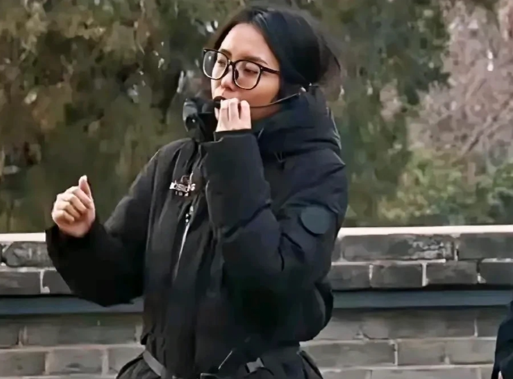 现在的媒体有多无聊？给周涛当导游的一个鸡窝头讲解员，居然上了各个平台的热搜，堂而