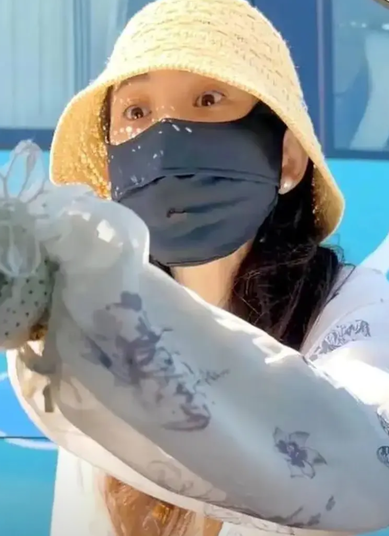 青岛女司机逆行殴打退役军人调查出结果了，总结下：
1.涉事人女主王某：非公职人员