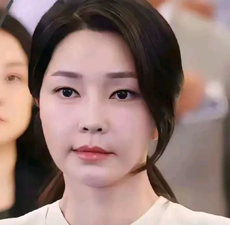 尹锡悦的下场极有可能比历任韩国总统都要惨。究其原因，是他做了三件极为荒唐的事：一