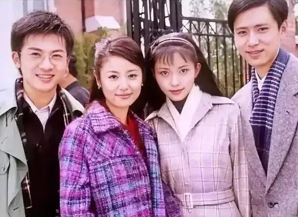 中间的俩美女穿得不是很时髦，尤其是左二的尼格子上衣，现在看起来竟有点土，俩人都是