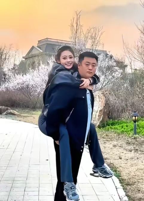 宋晓峰凭借《乡村爱情》一炮而红，他在剧中装傻充愣，憨厚老实，受到观众的喜爱。

