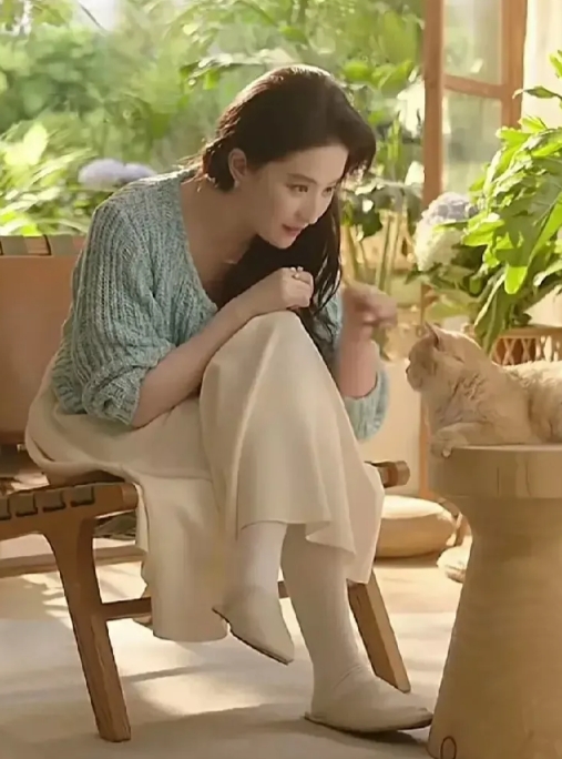 终于看到神仙姐姐刘亦菲的缺点了，就是她的脚脖子稍微有些粗，也算是一个小瑕疵吧。其