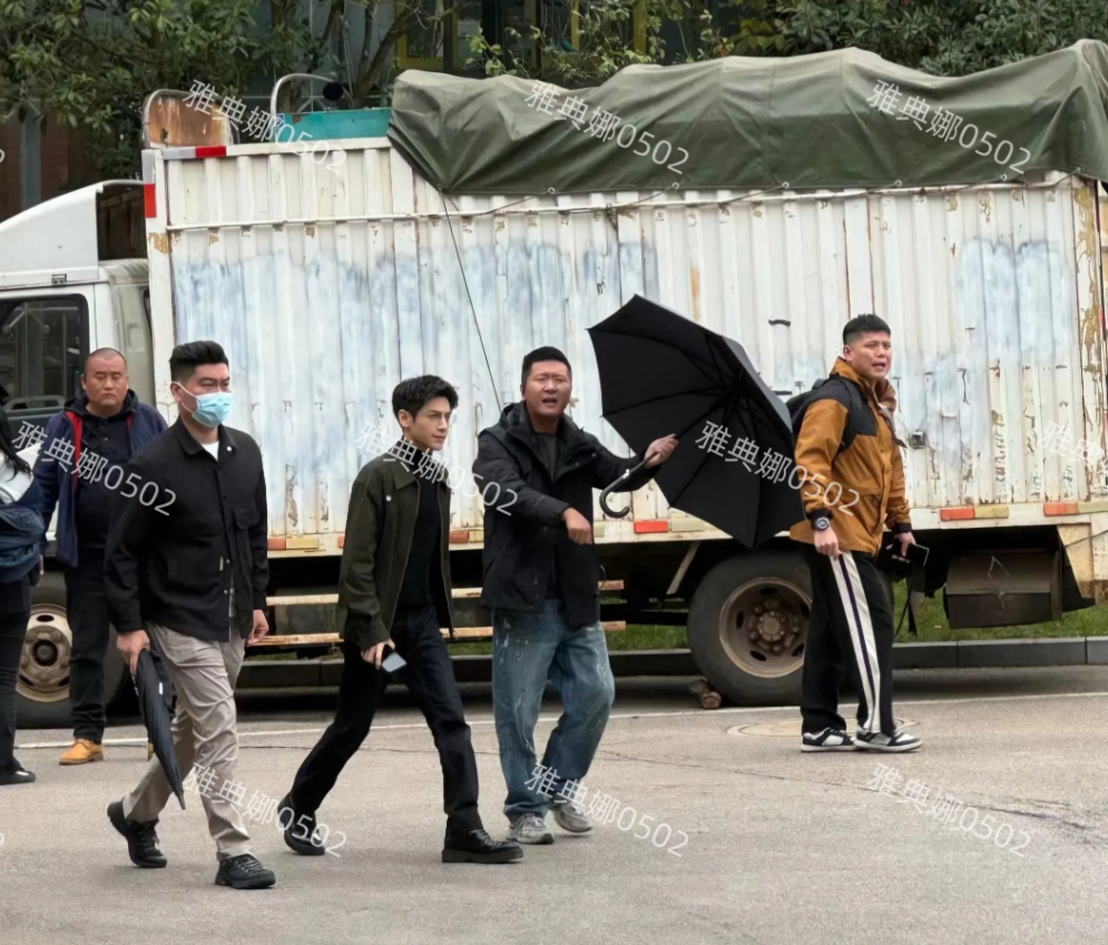 罗云熙根本没有网上吹得那么帅，本人个子很矮，黑黑瘦瘦小小一只，跟他在剧里的男神形
