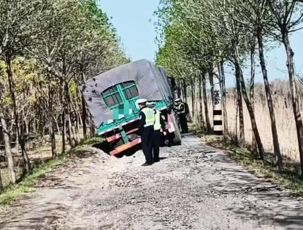 女子货车压坏路 被扣车要赔钱

                        