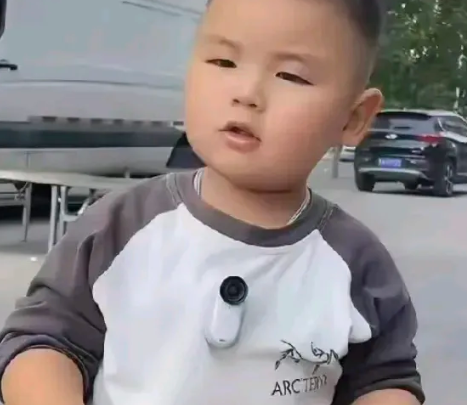 湖南，一女子刚好来大姨妈，肚子疼得厉害，没办法去买卫生巾，她跟儿子说妈妈流血了，