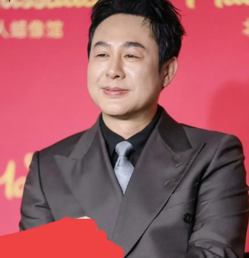 2025年娱乐圈塌房第一人是张颂文？他先是被疑似前女友的女演员曝光家暴对方，
