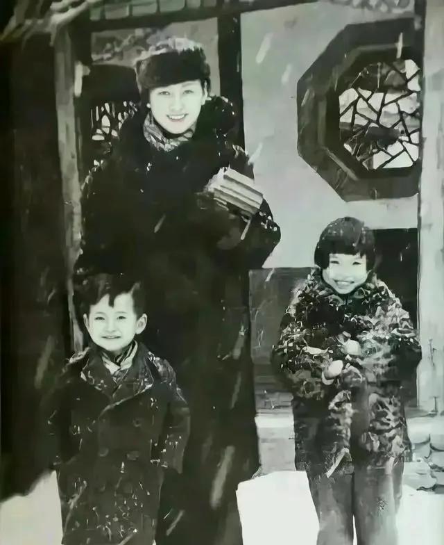 林徽因和儿女
这可是货真价实的本人，
美得无与伦比！
儿女的眼睛都超级像妈妈，