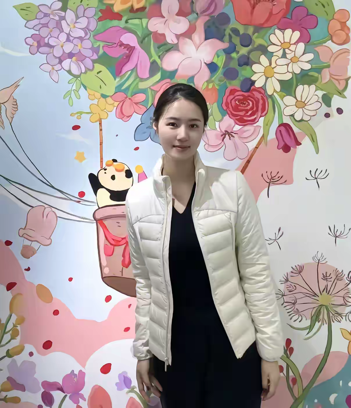 这是我表妹，在小区幼儿园上班，
表妹大学毕业后，不想去外地工作，
加上是独生女，