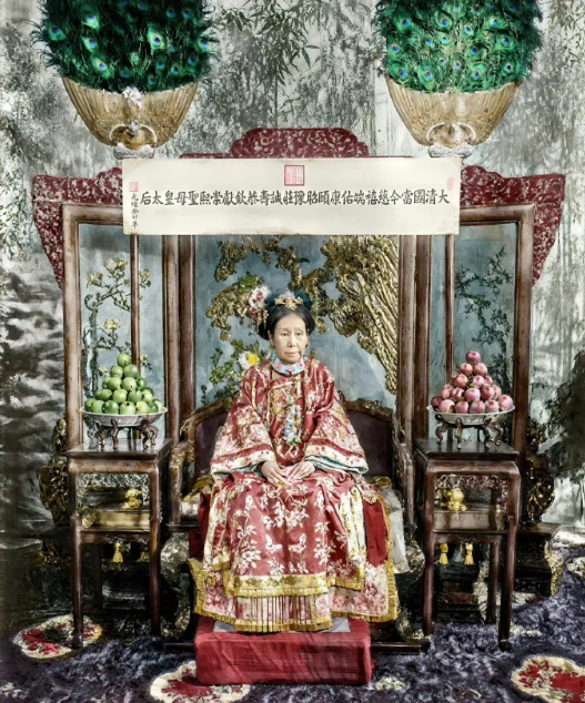 据史料详尽记载，公元1898年，紫禁城内上演了一场关于苹果的奢华篇章，主角正是权