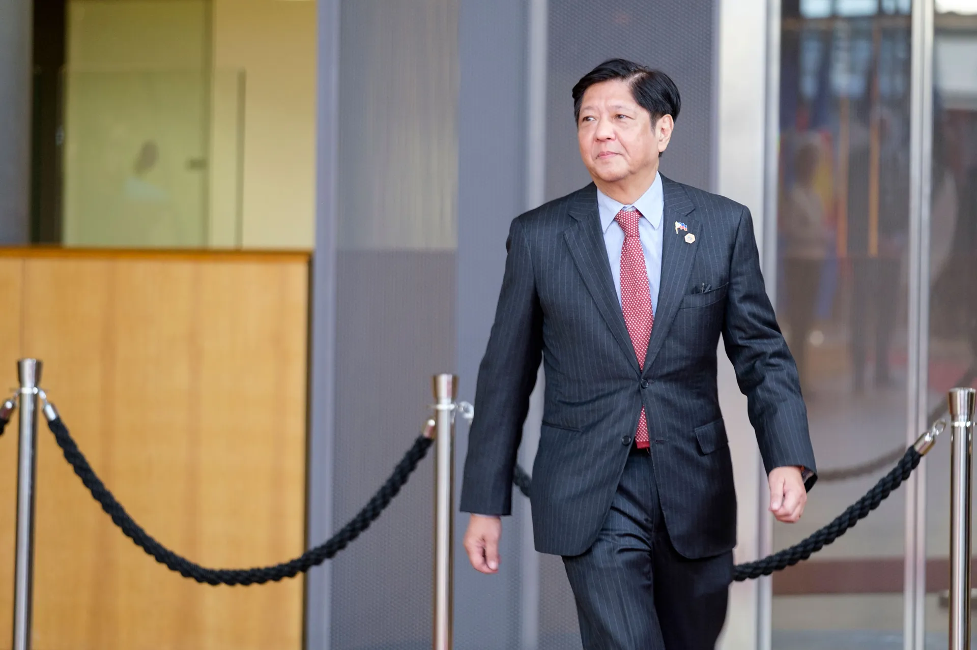 菲律宾总统马科斯终于得到了华盛顿的奖励，并得到一块“狗骨头”，被美国《时代》杂志