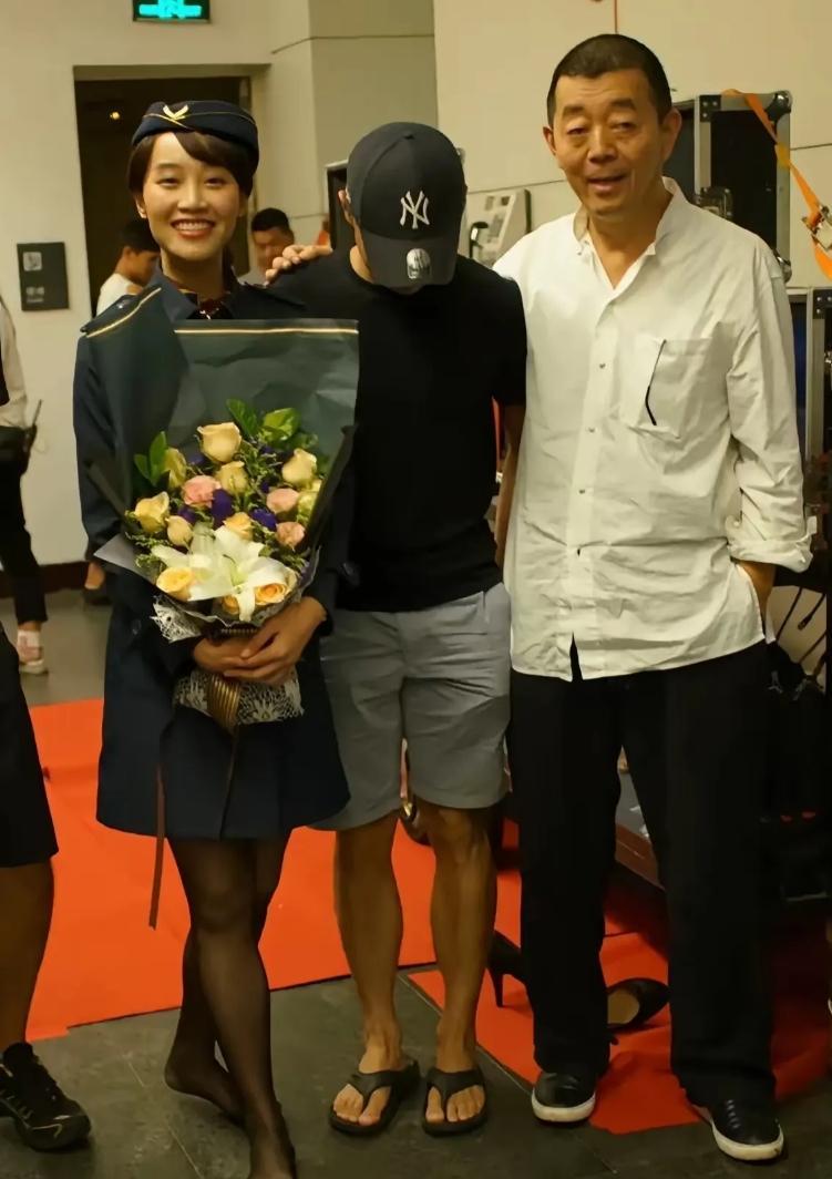 我觉得应该为脱掉鞋子的这位女演员点个赞。

这一动作让两位男士瞬间高大了许多！