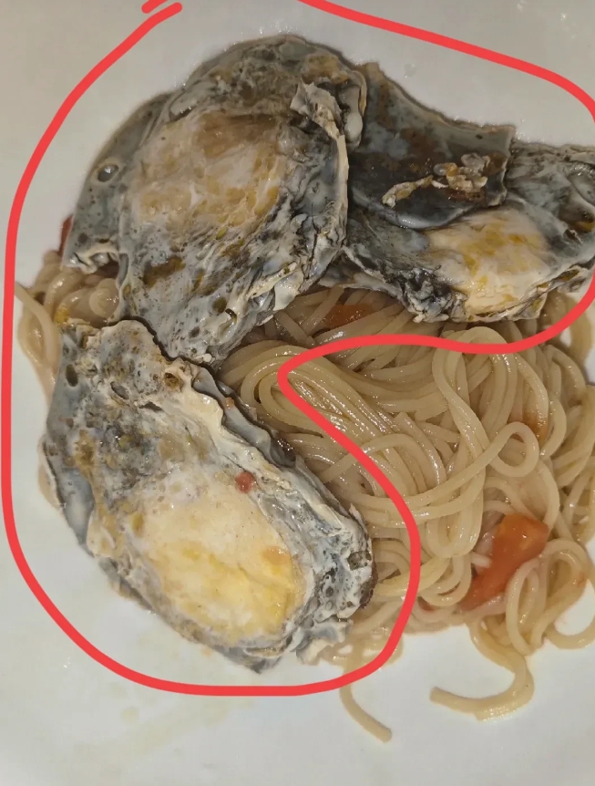 救命！我就打算煮点挂面吃，往锅里打了个鸡蛋，结果煮出来鸡蛋居然全黑了！这画面看得