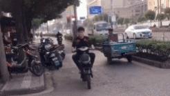 搞笑GIF：真相了，原来小可爱都是这样吃东西的吗？