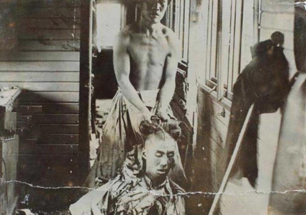 1905年，北京火车站，吴樾行刺失败，一名清军抓着他的辫子，正被清理出车厢，镜头
