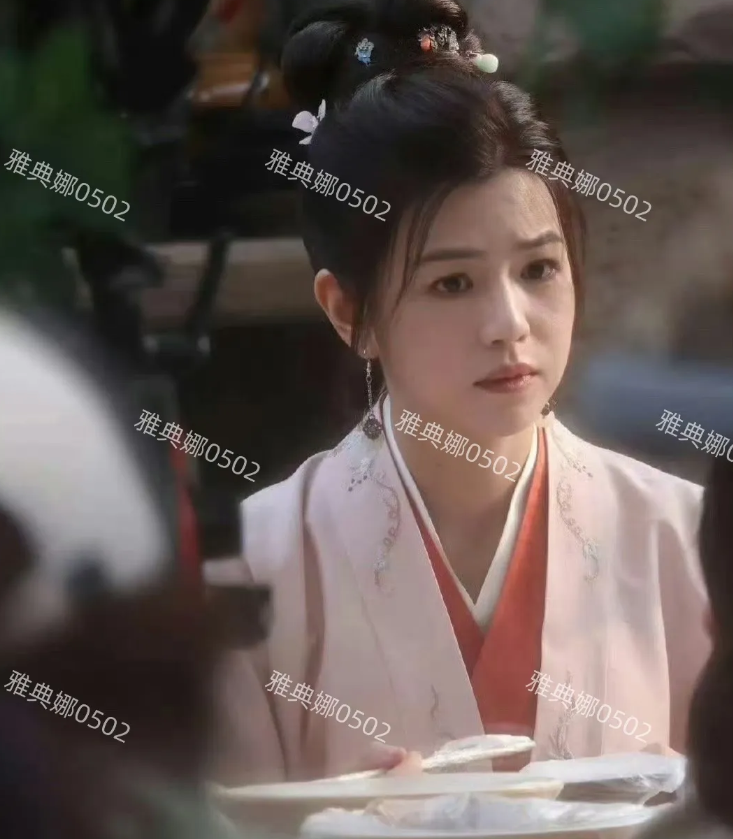 陈妍希客串《藏海传》演男主的母亲，虽然陈妍希只比肖战大八岁，但她的古装扮相还是非