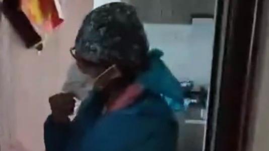 独居老太讹诈快递后续：快递员一月赔5000元，带80岁老父上门道歉