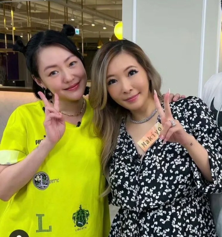 好友Makiyo透露大S头七聚会细节，以及小S现在的最新状况：

表示小S现在虽