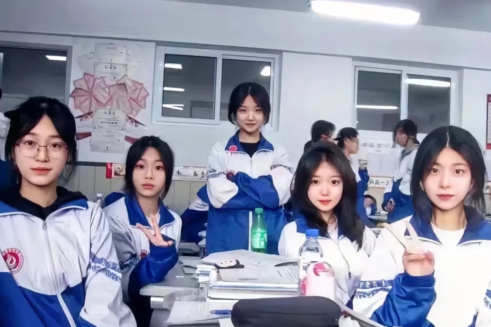 年轻人眼里肯定是右一班花，但大叔告诉你们戴眼镜的，最好，等你们长大了就知道了。#