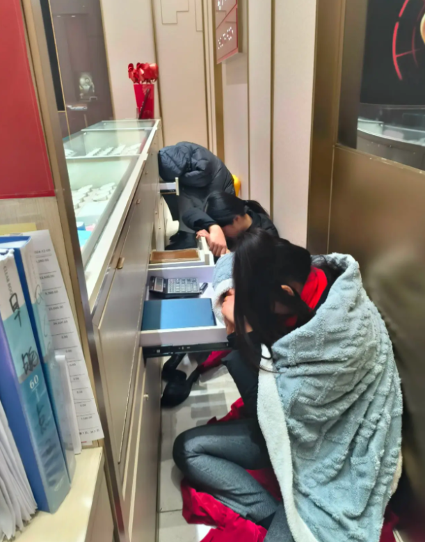 不懂哦，不是说经济不好吗？这是周大福年前柜姐现状！