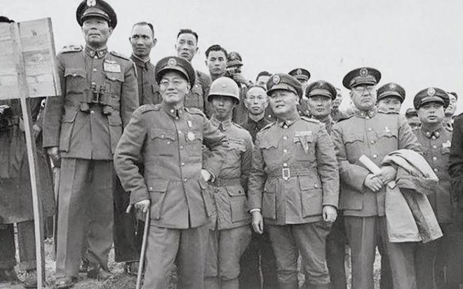 1949年6月21日，蒋介石在福州机场召开军事会议，兵团司令刘汝明、军长刘汝珍、