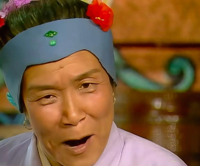 《红楼梦》的电视版到底有多么忠实于原著？
你看刘姥姥身上的首饰，她本身不是什么有