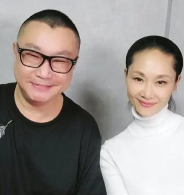 当年，歌手尹相杰为了得到搭档于文华的爱情，苦苦等到了41岁，于文华对他说：“你都