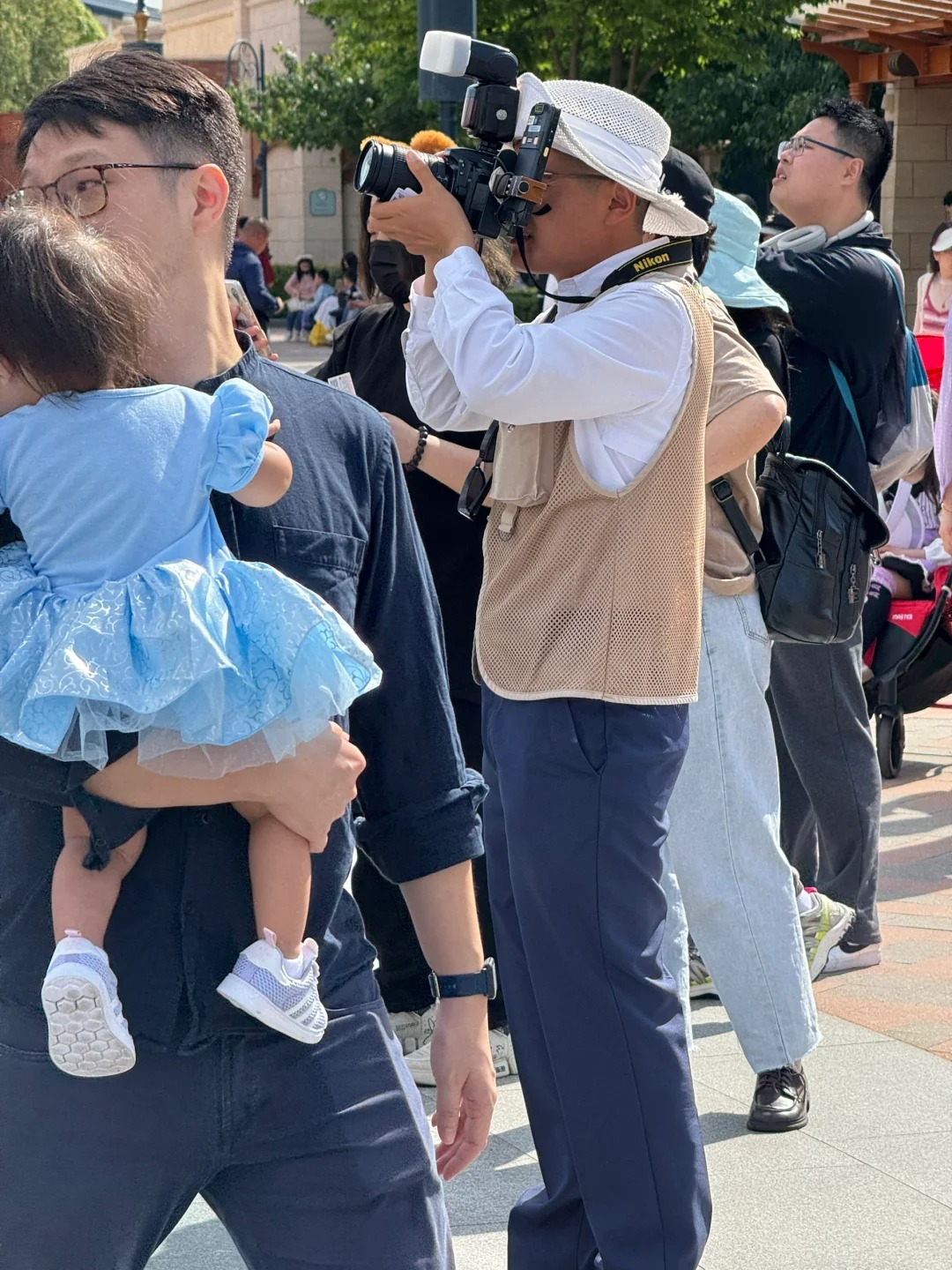 迪士尼你可以的，禁止带闪光灯进去
然后你们自己的人在用闪灯
之前商拍都不管，可以