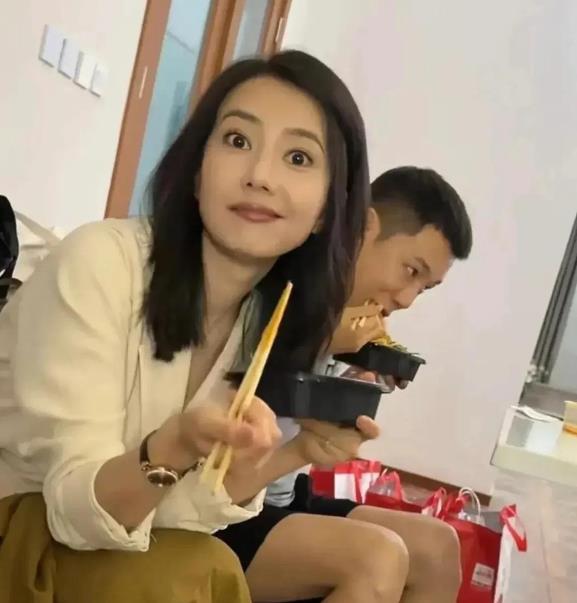 高圆圆作为国民女神，从早期作品一路走来，凭借出众气质与演技圈粉无数。近日，她吃工