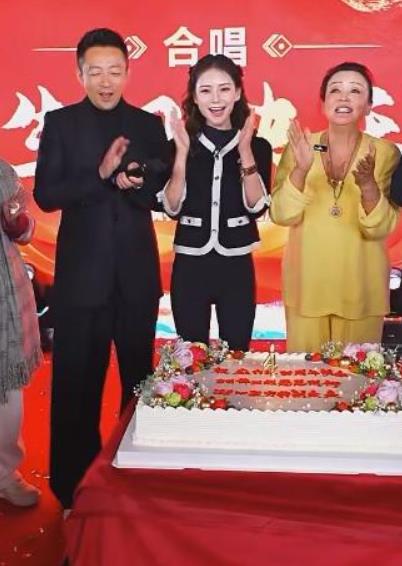 张兰亲手给马筱梅织了围巾和帽子，婆媳相处亲如母女。
 
汪小菲真的是大S能嫁的天