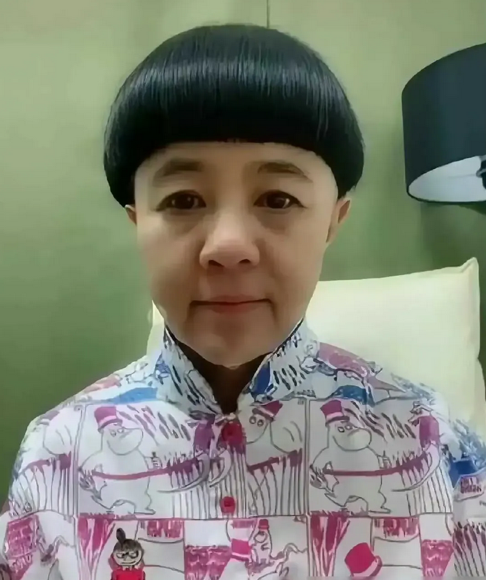 不知道金龟子为什么一辈子都钟情于一个发型，从来没有看到她留过其他的发型，她好喜欢