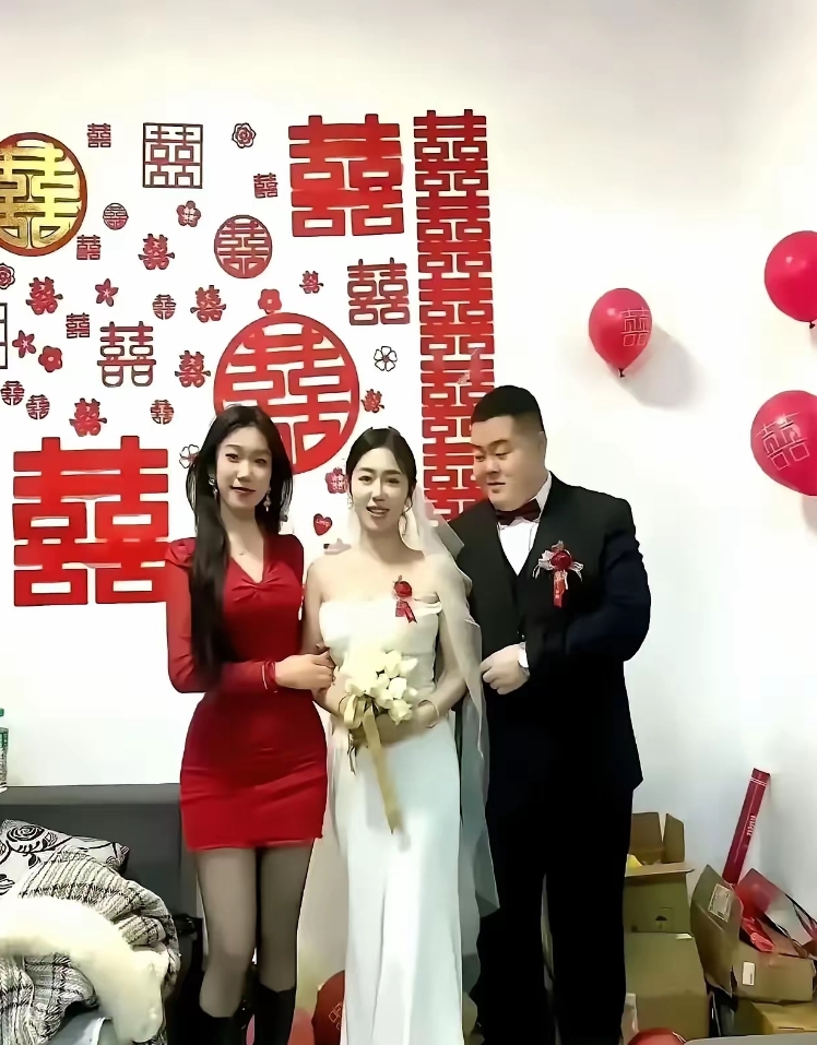 新郎，你看的是新娘还是伴娘