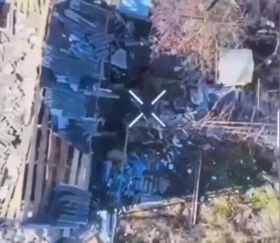 俄军兵王搏斗第三者镜头，无人机拍摄下的俄罗斯雅库特兵王和乌军士兵肉搏的画面。
肉