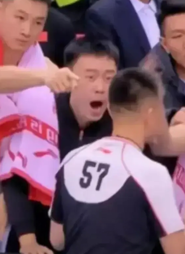 昨晚上海队的比赛中57号裁判是谁？
上海队昨晚饮恨客场无缘17连胜，全网都在谴责