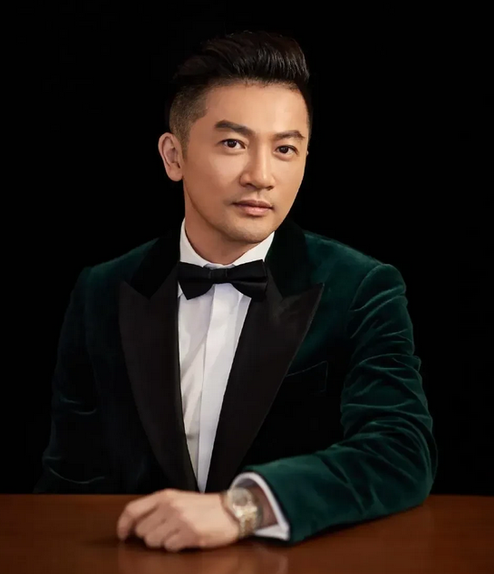 在一次访谈中，主持人问52岁的苏有朋：“为何还未婚？”苏有朋答：“我不主动，也过