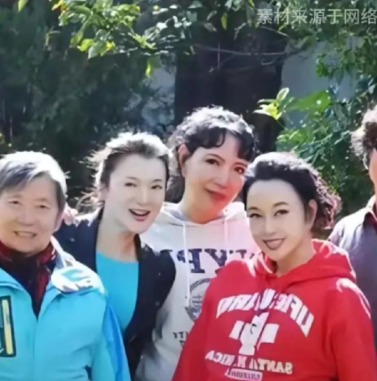 泪目了！谁能想到75岁的刘晓庆，本该共享天伦之乐的年纪，却凄凉地说自己成了孤儿！