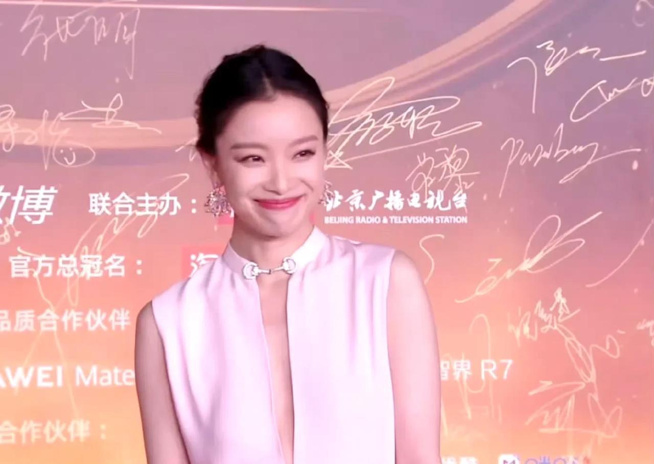 倪妮红毯，美是美，身材太棒啦！
深v衣领显露女性曲线美，穿出来超级有气质！
我记